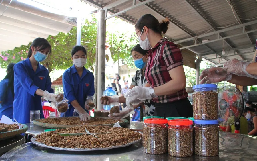 Người dân thị trấn Gio Linh (huyện Gio Linh, tỉnh Quảng Trị) làm hơn 300 hũ muối sả thịt hỗ trợ người dân các tỉnh, thành phía nam.