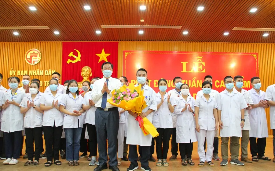 Lãnh đạo tỉnh Quảng Trị tặng hoa đoàn công tác cán bộ y tế vào Bình Dương hỗ trợ phòng chống dịch ở đợt 1 ngày 26-7