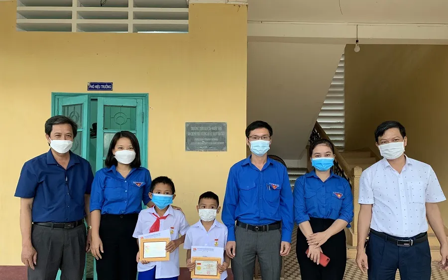 Trao tặng Huy hiệu Tuổi trẻ dũng cảm cho 2 em học sinh vì đã có hành động dũng cảm cứu người bị đuối nước