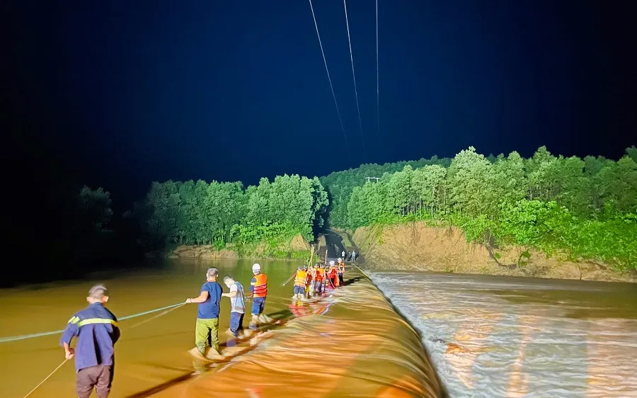 Quảng Trị: Kịp thời cứu hộ 3 người ở khu vực đập tràn bị cô lập do nước lũ dâng cao