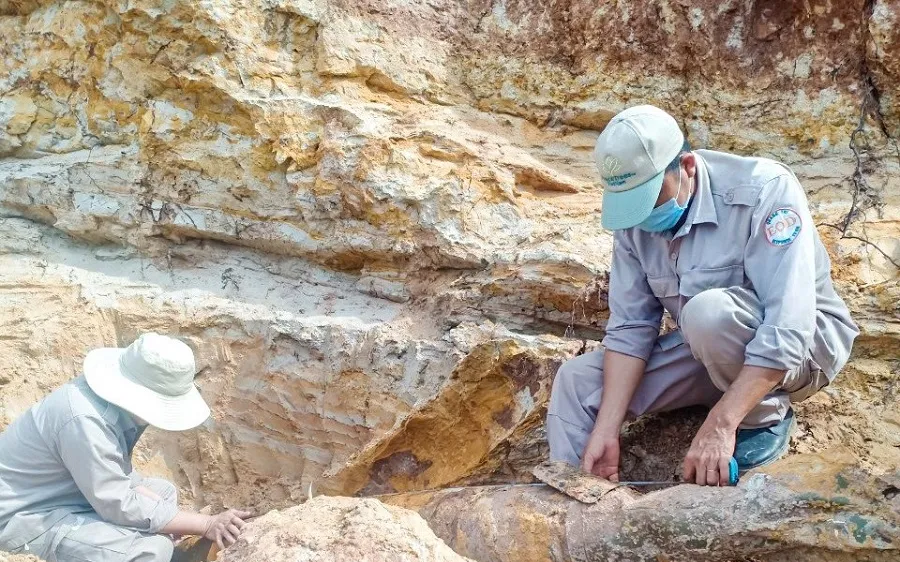 Quả bom được phát hiện tại bờ sông Sê Pôn (huyện Hướng Hóa, tỉnh Quảng Trị) gần khu vực biên giới Việt Nam – Lào