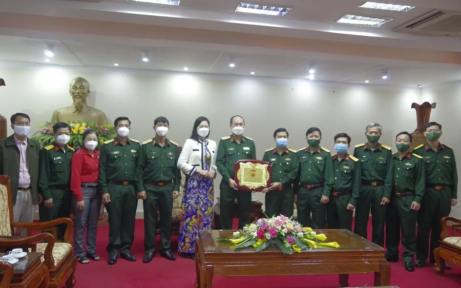 Bộ Tư lệnh TPHCM thăm, tặng quà hỗ trợ phòng chống dịch Covid-19 tại Quảng Trị