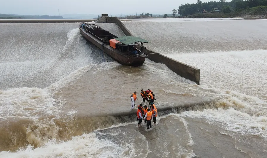 Vụ tàu chở đoàn cán bộ Sở GTVT Quảng Trị gặp sự cố: Trưởng đoàn lý giải việc không mặc áo phao