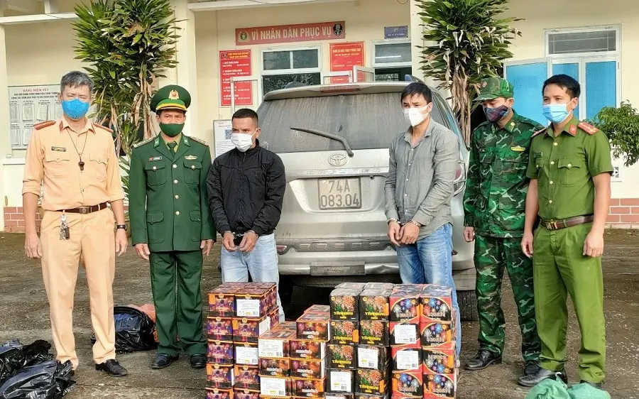 Bắt giữ đối tượng vận chuyển pháo trái phép