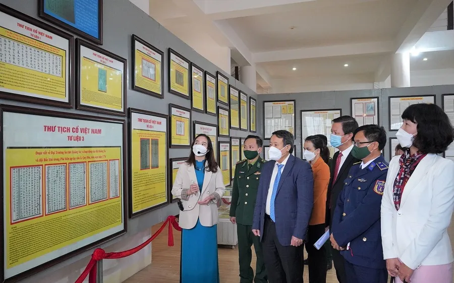 Các đại biểu, người dân tham dự triển lãm
