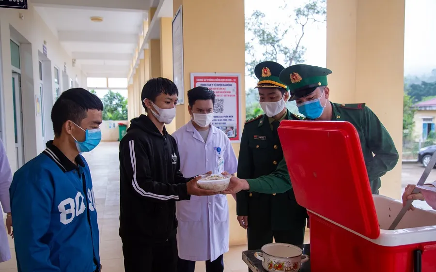 "Nồi cháo Biên phòng" ấm lòng bệnh nhân vùng biên