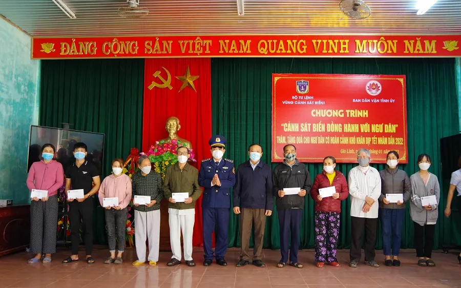 Bộ Tư lệnh Vùng Cảnh sát biển 2 thăm, tặng quà cho ngư dân khó khăn tỉnh Quảng Trị