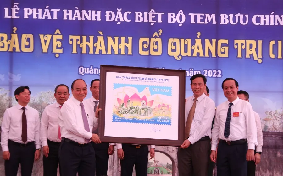 Chủ tịch nước ký, đóng dấu phát hành bộ tem “50 năm bảo vệ Thành Cổ Quảng Trị (1972 – 2022)” 