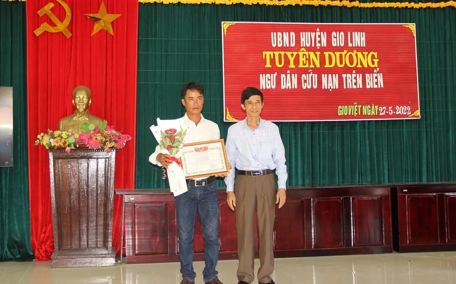 4 ngư dân dũng cảm lao xuống biển cứu 6 thuyền viên gặp nạn