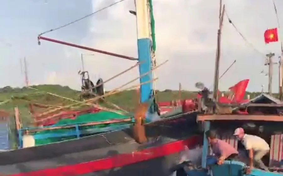 Mâu thuẫn khi hành nghề, tàu cá tông chìm tàu bạn