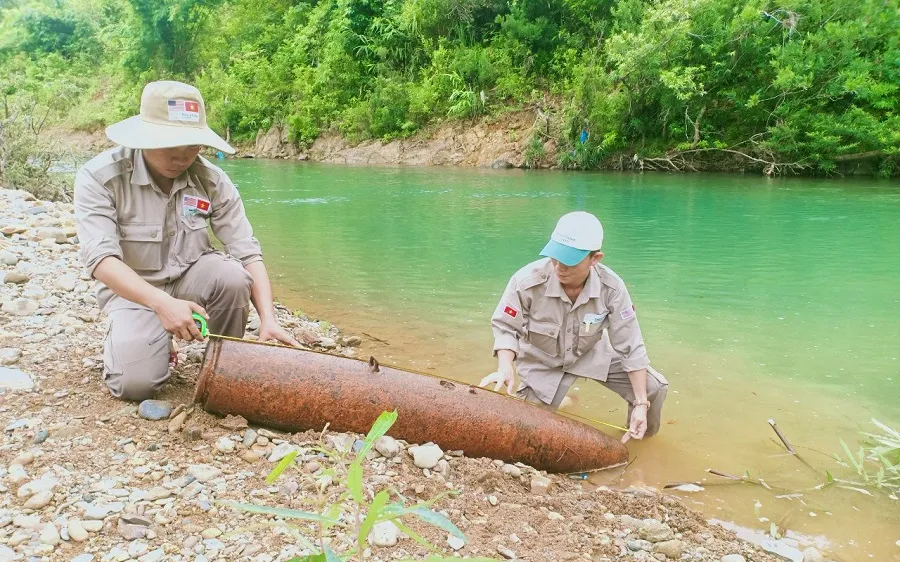Đội Xử lý bom mìn lưu động thuộc Dự án PeaceTrees VietNam tiến hành kiểm tra quả bom