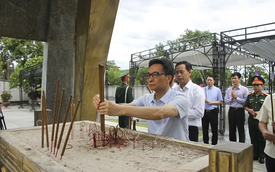 Phó Thủ tướng Vũ Đức Đam dâng hương tại Nghĩa trang Liệt sĩ quốc gia Đường 9