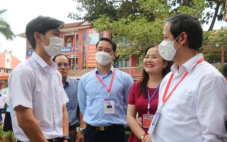 Bộ trưởng Bộ GD-ĐT kiểm tra công tác thi tốt nghiệp THPT 2022 tại Quảng Trị