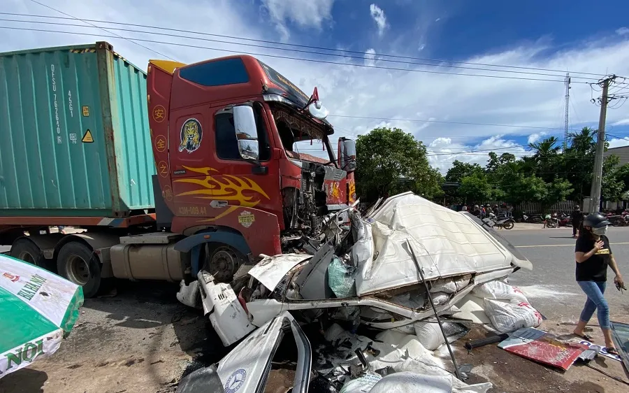 Ô tô đối đầu xe container, một người tử vong 