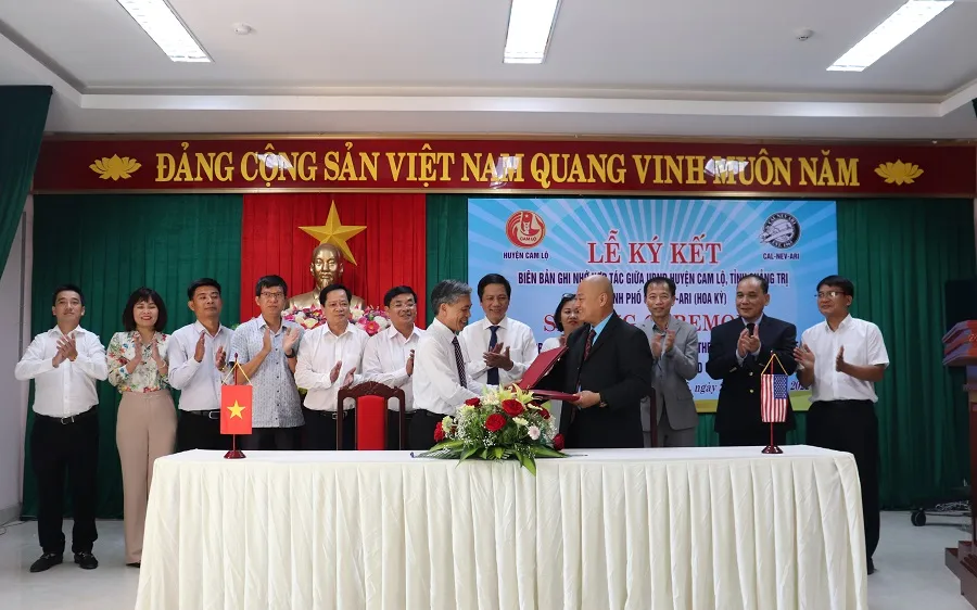 Đại diện Thành phố Cal-Nev-Ari (Mỹ) ký biên bản ghi nhớ hợp tác với huyện Cam Lộ (tỉnh Quảng Trị)