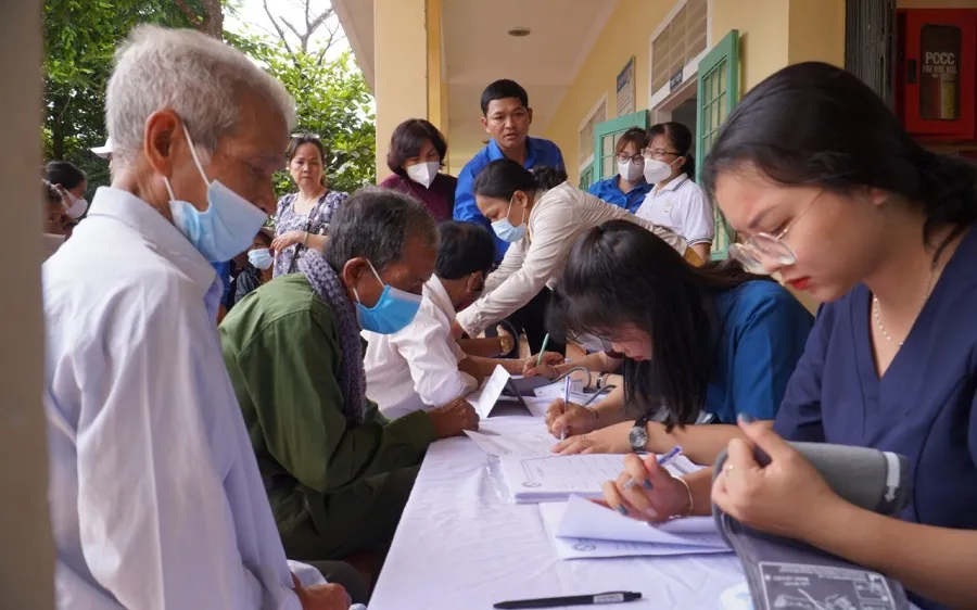 Đoàn cơ sở Sở Y tế Quảng Trị, Hội Thầy thuốc trẻ TPHCM tổ chức thăm khám và cấp thuốc miễn phí cho người dân