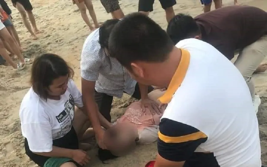 7 người hợp lực kịp thời cứu cô gái bị đuối nước ở biển Cửa Tùng
