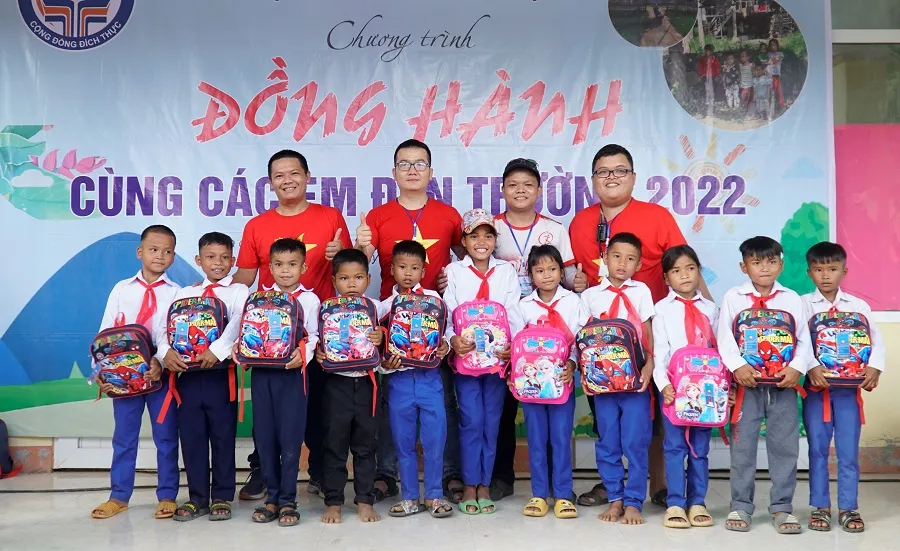 Miệt mài tiếp sức học sinh vùng khó đến trường