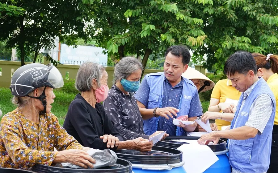 Người dân Quảng Trị phấn khởi khi nhận thùng nhựa và tiền hỗ trợ mua sắm nhu yếu phẩm thiết yếu