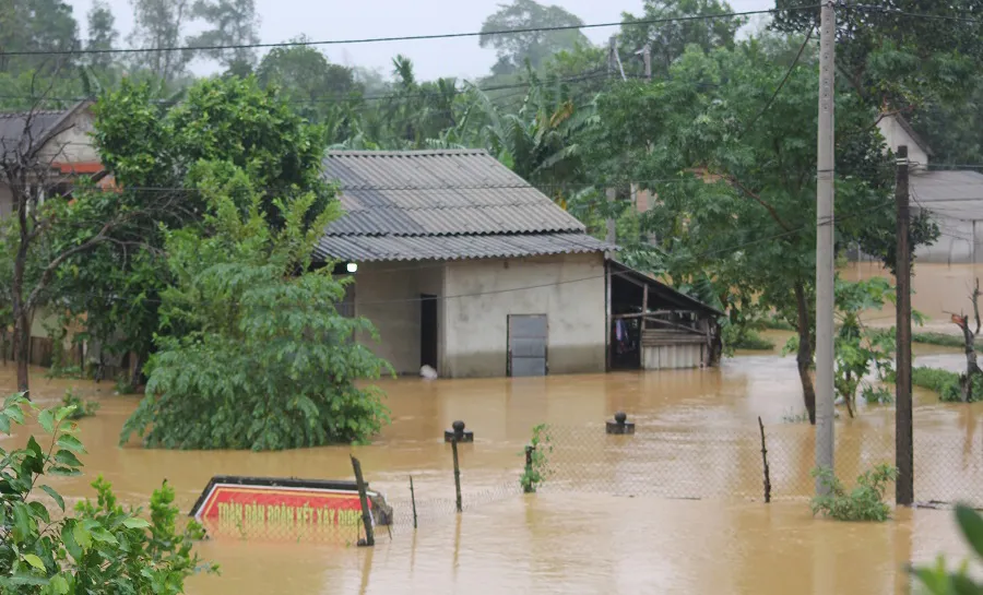 Quảng Trị: Vùng “rốn lũ” ngập sâu trong nước