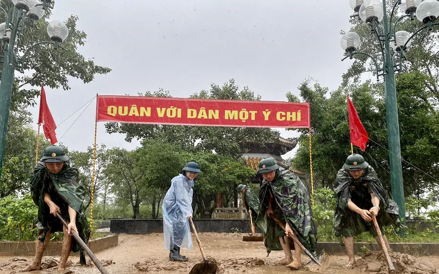 Trung đoàn Bộ Binh 842 và Trung tâm VHTT-TDTT thị xã Quảng Trị nạo vét bùn đất tại Đài tưởng niệm các anh hùng liệt sĩ bờ Bắc sông Thạch Hãn