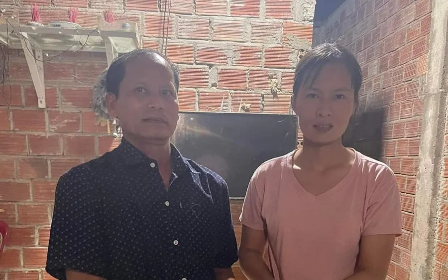 Nhặt được túi vàng bên đường, người phụ nữ tìm người trả lại