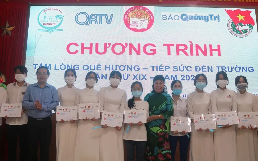 Quảng Trị: Trao học bổng cho các tân sinh viên có hoàn cảnh khó khăn