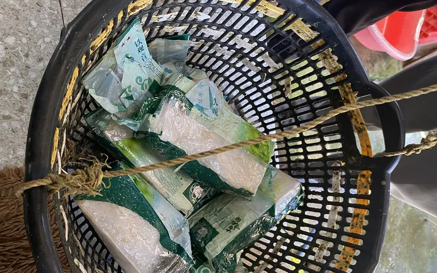 Các tinh thể màu trắng nghi là ma túy đựng trong các gói như gói trà.