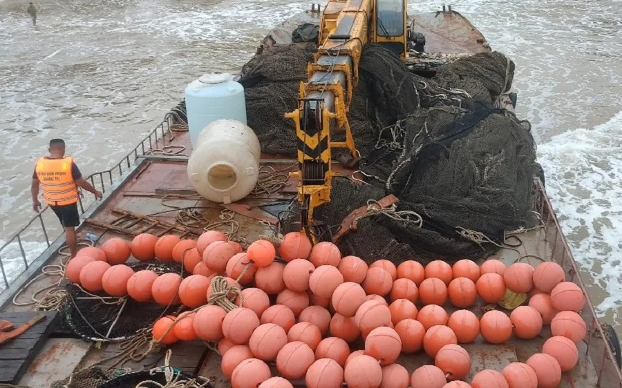 Bên trong tàu sắt không có người trôi dạt bờ biển Quảng Trị