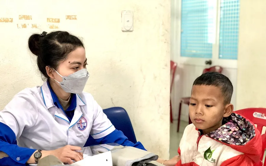 Thăm khám và cấp thuốc miễn phí cho người dân