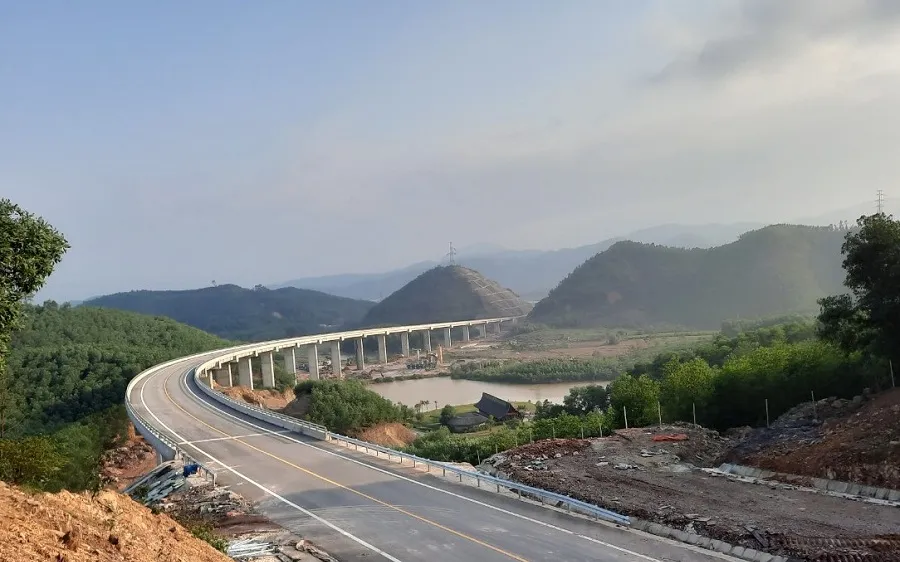 Chuẩn bị đưa vào khai thác tuyến cao tốc Cam Lộ - La Sơn 