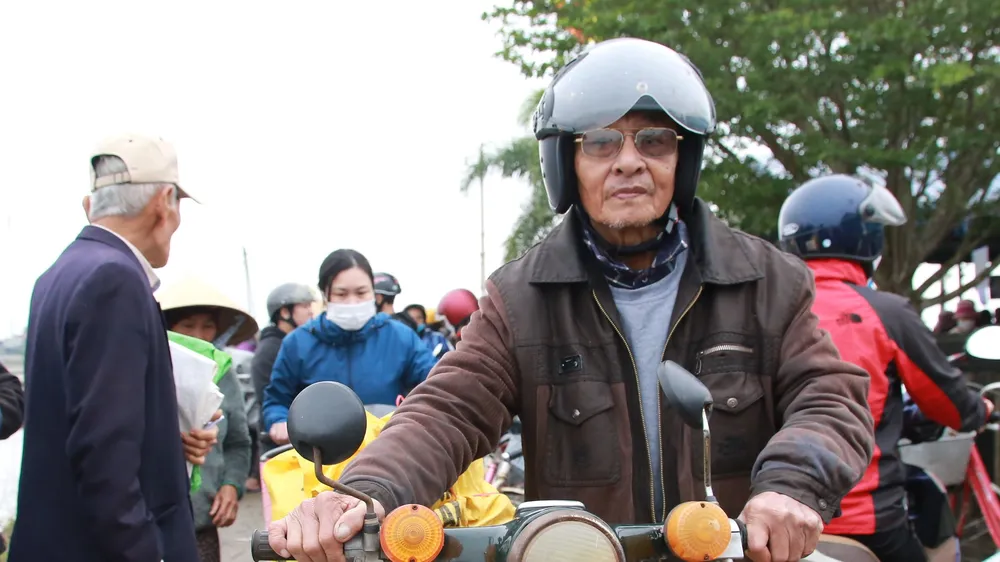 Người dân vui mừng khi mua sắm tết ở phiên chợ 0 đồng