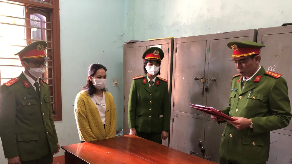 Bắt giam người phụ nữ dùng giấy chứng nhận quyền sử dụng đất giả để lừa đảo 