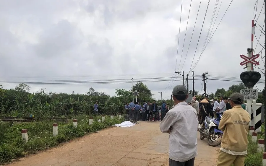 Dắt xe đạp qua đường sắt, cụ ông bị tàu hỏa tông tử vong