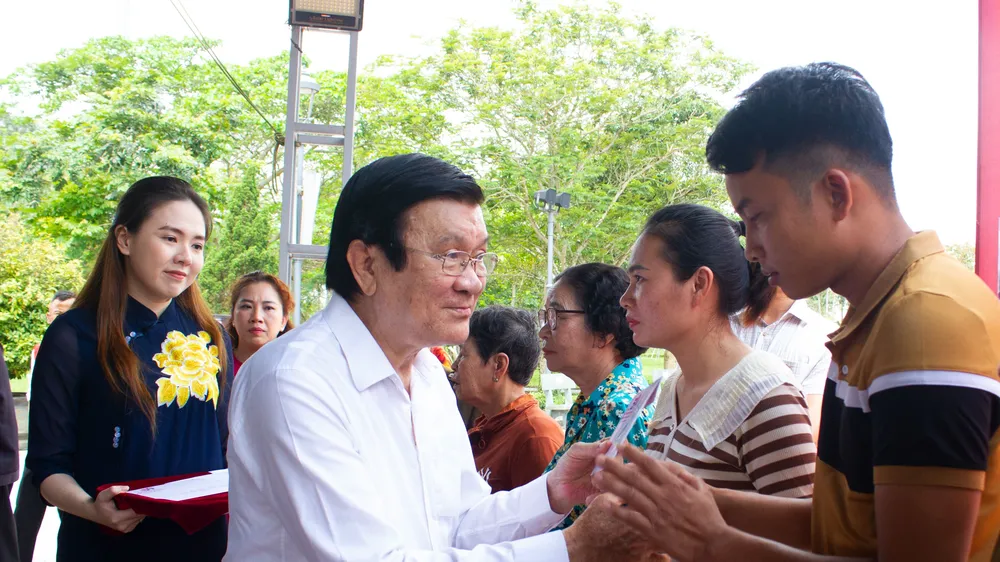 Nguyên Chủ tịch nước Trương Tấn Sang thăm tặng quà các gia đình khó khăn tại Quảng Trị