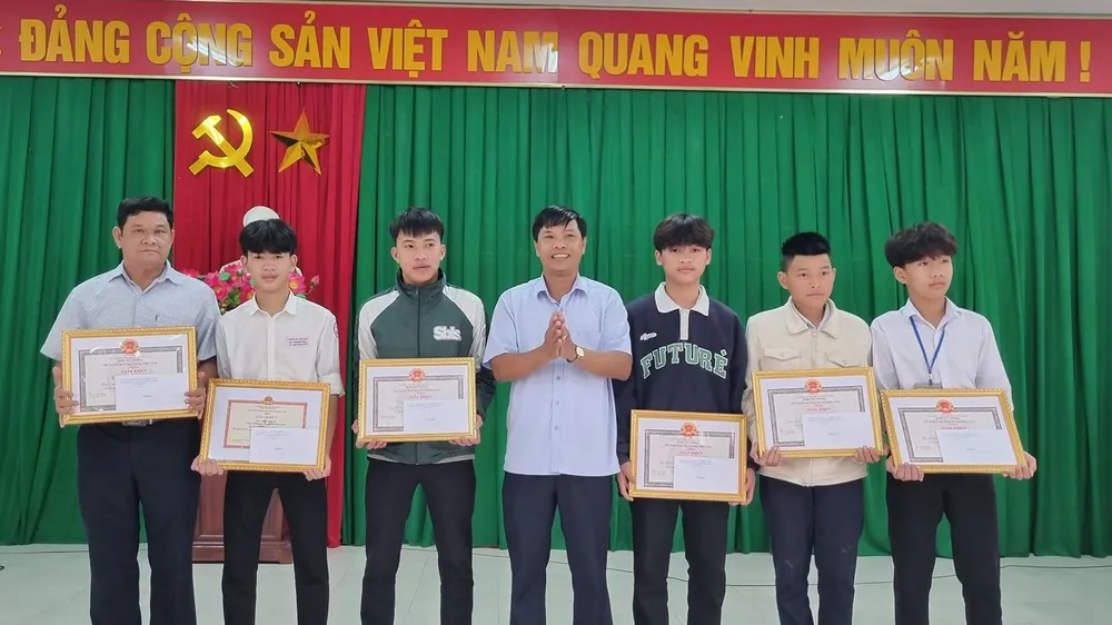 Khen thưởng nhóm học sinh và người dân dũng cảm cứu người đuối nước