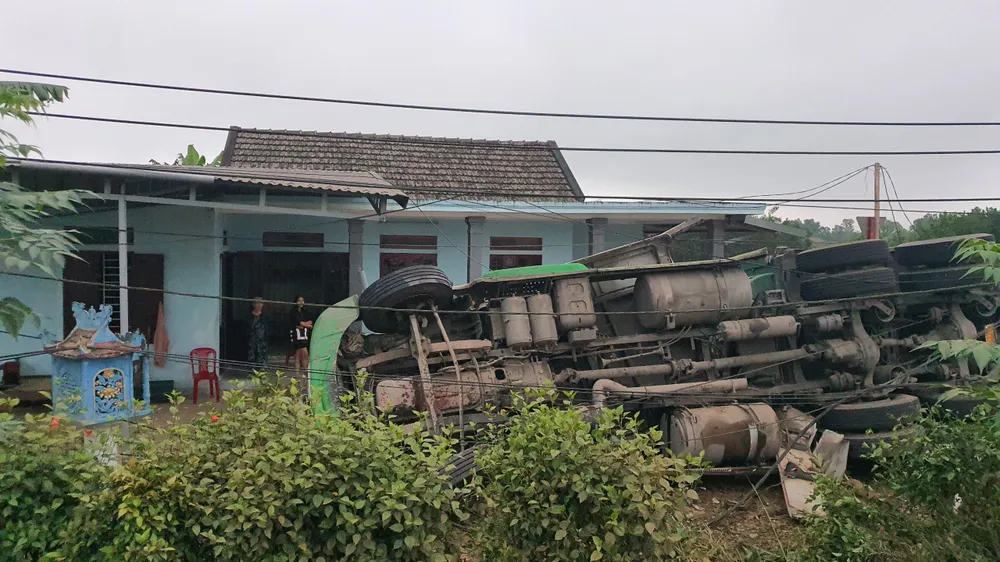 Xe container lật ngay lối vào cao tốc, gây mất điện hơn 2.000 hộ dân