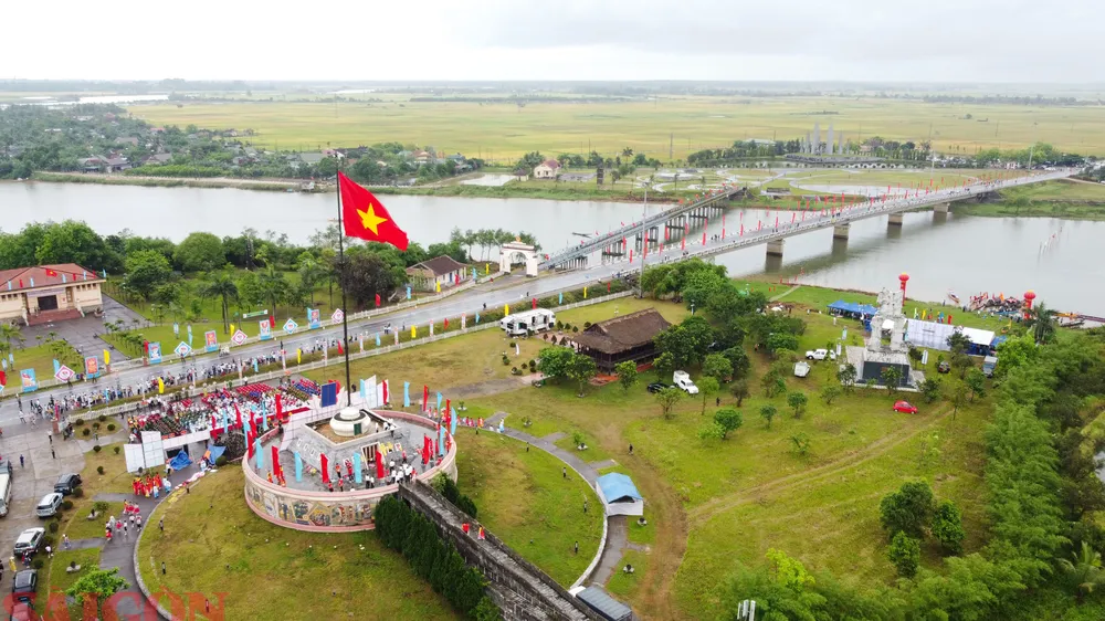 Thiêng liêng lễ thượng cờ tại Đôi bờ Hiền Lương - Bến Hải