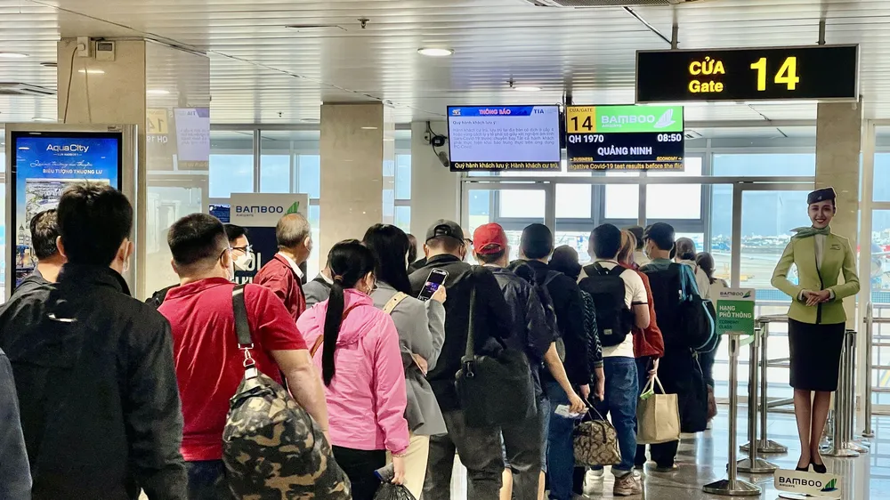 Khách hàng xếp hàng ra máy bay tại sân bay Tân Sơn Nhất. Ảnh: HOÀNG HÙNG