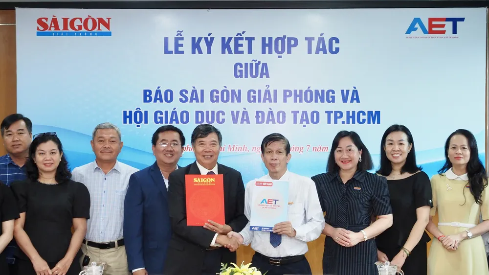 Nhà báo Nguyễn Khắc Văn, Phó TBT Phụ trách báo SGGP cùng PGS.TS Nguyễn Kim Hồng, Phó Chủ tịch thường trực Hội GD-ĐT TPHCM tại lễ ký kết hợp tác. Ảnh: HOÀNG HÙNG