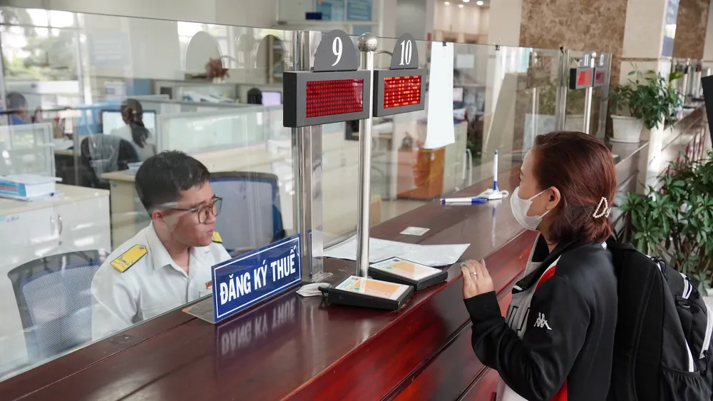 Người dân làm thủ tục về thuế tại Cơ quan Thuế TPHCM. (ẢNH: HOÀNG HÙNG)