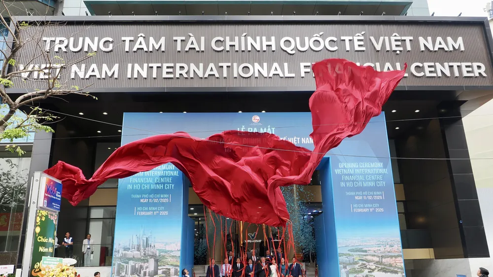 Các đại biểu thực hiện nghi thức khánh thành Trung tâm Tài chính quốc tế Việt Nam tại TPHCM. Ảnh: HOÀNG HÙNG
