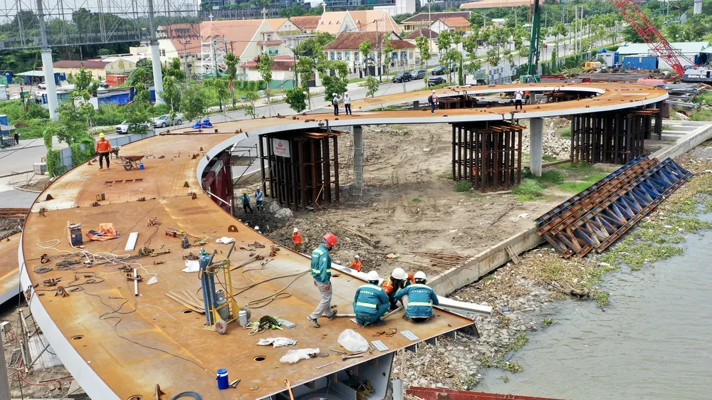 Hối hả trên công trường cầu đi bộ qua sông Sài Gòn