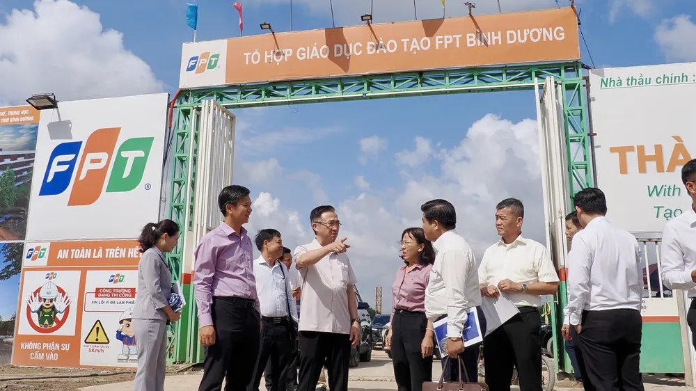 Đồng chí Đặng Minh Thông, Phó Bí thư Thành ủy TPHCM cùng đoàn công tác khảo sát tiến độ thi công dự án Tổ hợp Giáo dục FPT. Ảnh: HOÀNG HÙNG