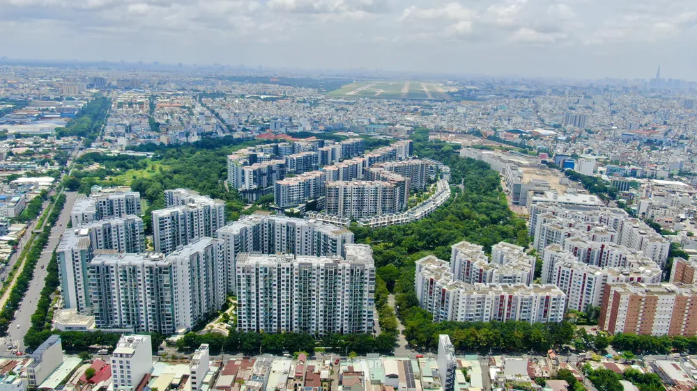 Khu đô thị Celadon City (phường Tây Thạnh, TPHCM) với công viên trung tâm và hệ thống cây xanh xen cài giữa các khu nhà ở, phản ánh xu hướng quy hoạch đô thị chú trọng cân bằng giữa phát triển xây dựng và không gian sinh thái. Ảnh: HOÀNG HÙNG