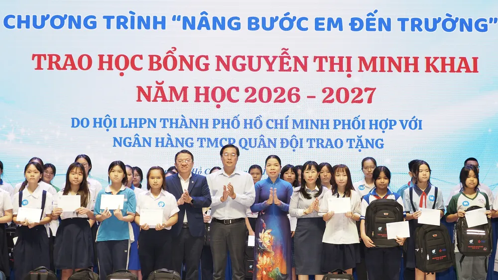 Phó Bí thư Thường trực Thành ủy TPHCM Lê Quốc Phong trao học bổng Nguyễn Thị Minh Khai và quà tặng cho các em học sinh trong Chương trình “Nâng bước em đến trường” năm 2026. Ảnh: HOÀNG HÙNG