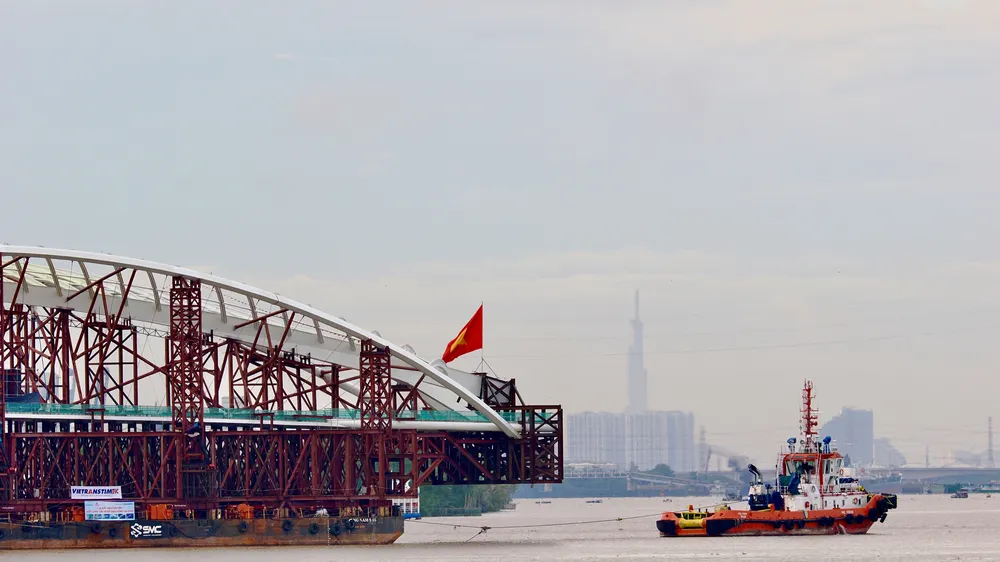 Lai dắt nhịp chính cầu đi bộ qua sông Sài Gòn trên sông Soài Rạp, hướng về khu vực trung tâm TPHCM. Ảnh: HOÀNG HÙNG