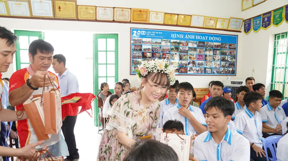 Nữ tỷ phú Nguyễn Thị Phương Thảo bất ngờ thăm các em nhỏ tại Làng SOS 