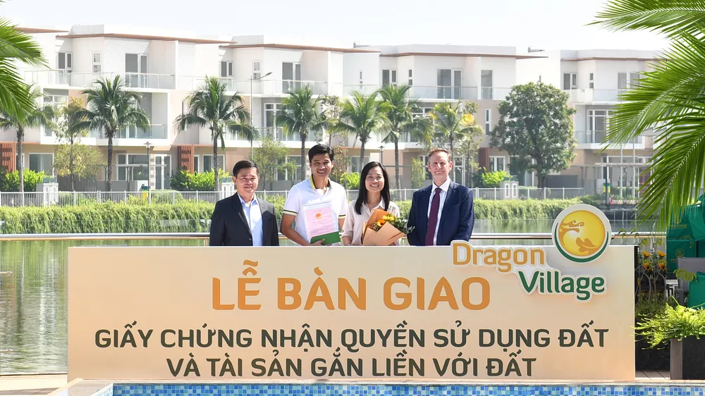 Trao sổ hồng cho cư dân Dragon Village và Dragon Parc, Phú Long khẳng định uy tín Nhà phát triển đô thị bền vững