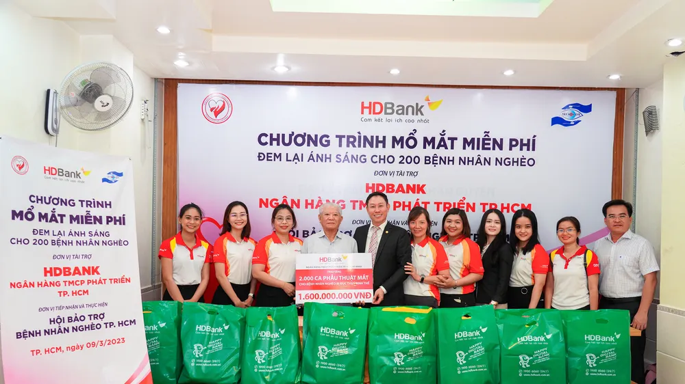 Hơn 200 người nghèo tìm lại ánh sáng 